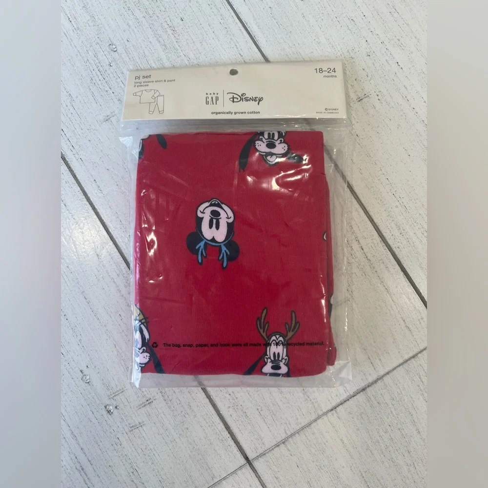 NWT Baby Gap x Disney Christmas Long Sleeve Pajama Set Size 18-24 Months Red